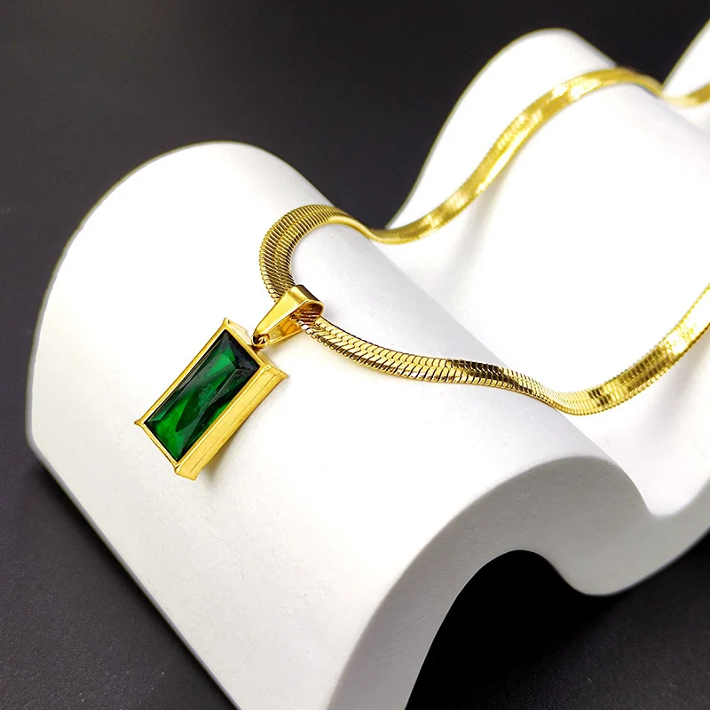 Blade Chain Advanced Sense Of Light Luxury Emerald Zircon Pendant — image 3
