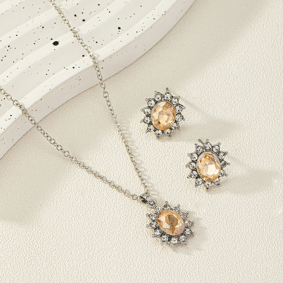Fashion Sunflower Zircon Ear Stud Necklace Suit — image 3