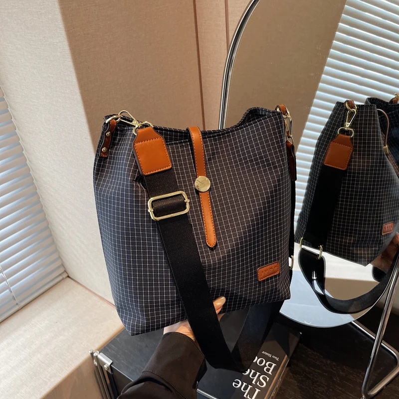 New Large-capacity Commuter Crossbody Bag — image 7