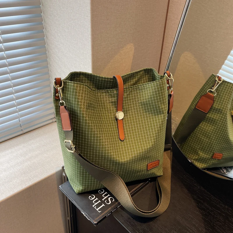 New Large-capacity Commuter Crossbody Bag — image 4