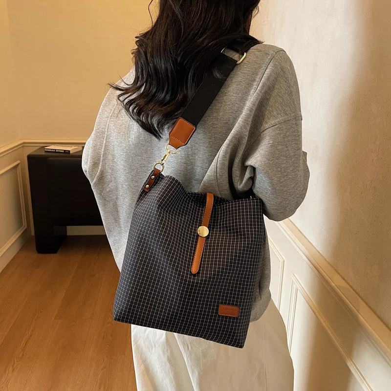 New Large-capacity Commuter Crossbody Bag — image 6
