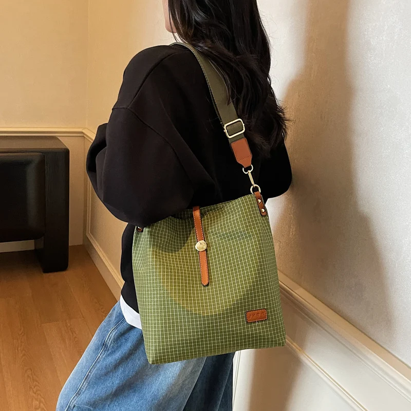 New Large-capacity Commuter Crossbody Bag — image 5