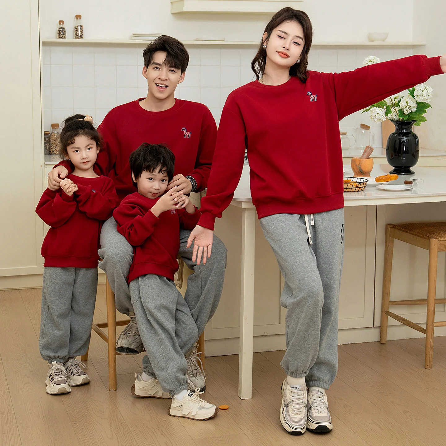 Parent-child Matching Cozy Long-sleeve Sweatshirt For Fall And Winter — image 4