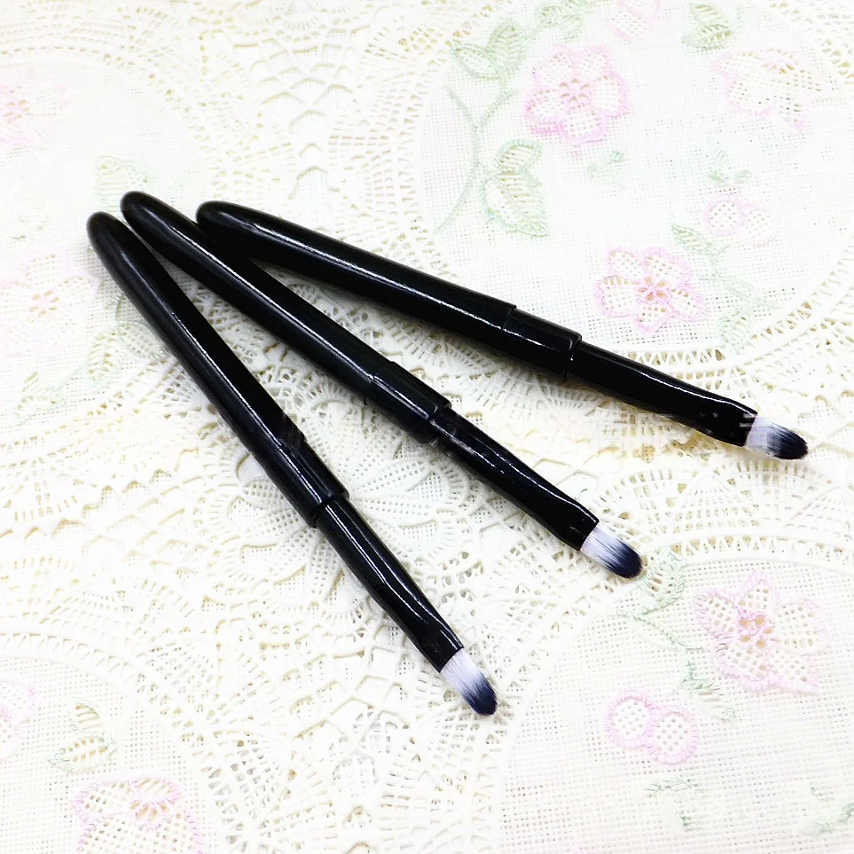Portable Lip And Eyeliner Brush With A Cap — image 2