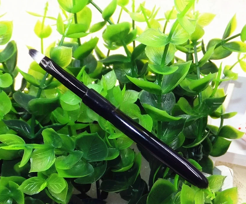 Portable Lip And Eyeliner Brush With A Cap — image 6