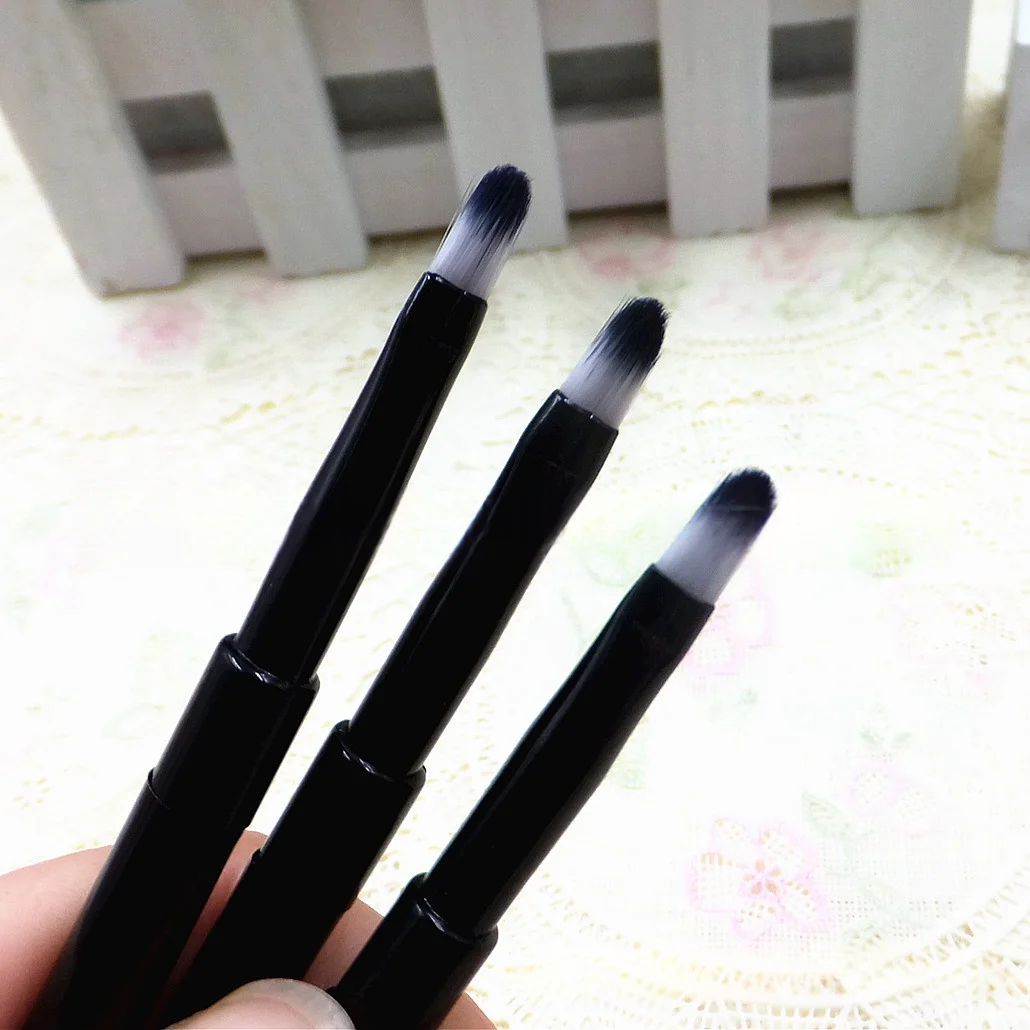 Portable Lip And Eyeliner Brush With A Cap — image 3