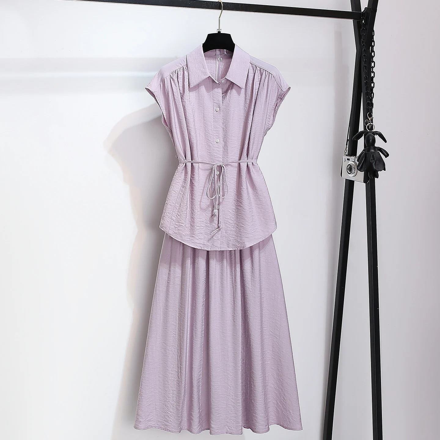 Tencel Sleeveless Blouse Paired With A Skirt — image 7