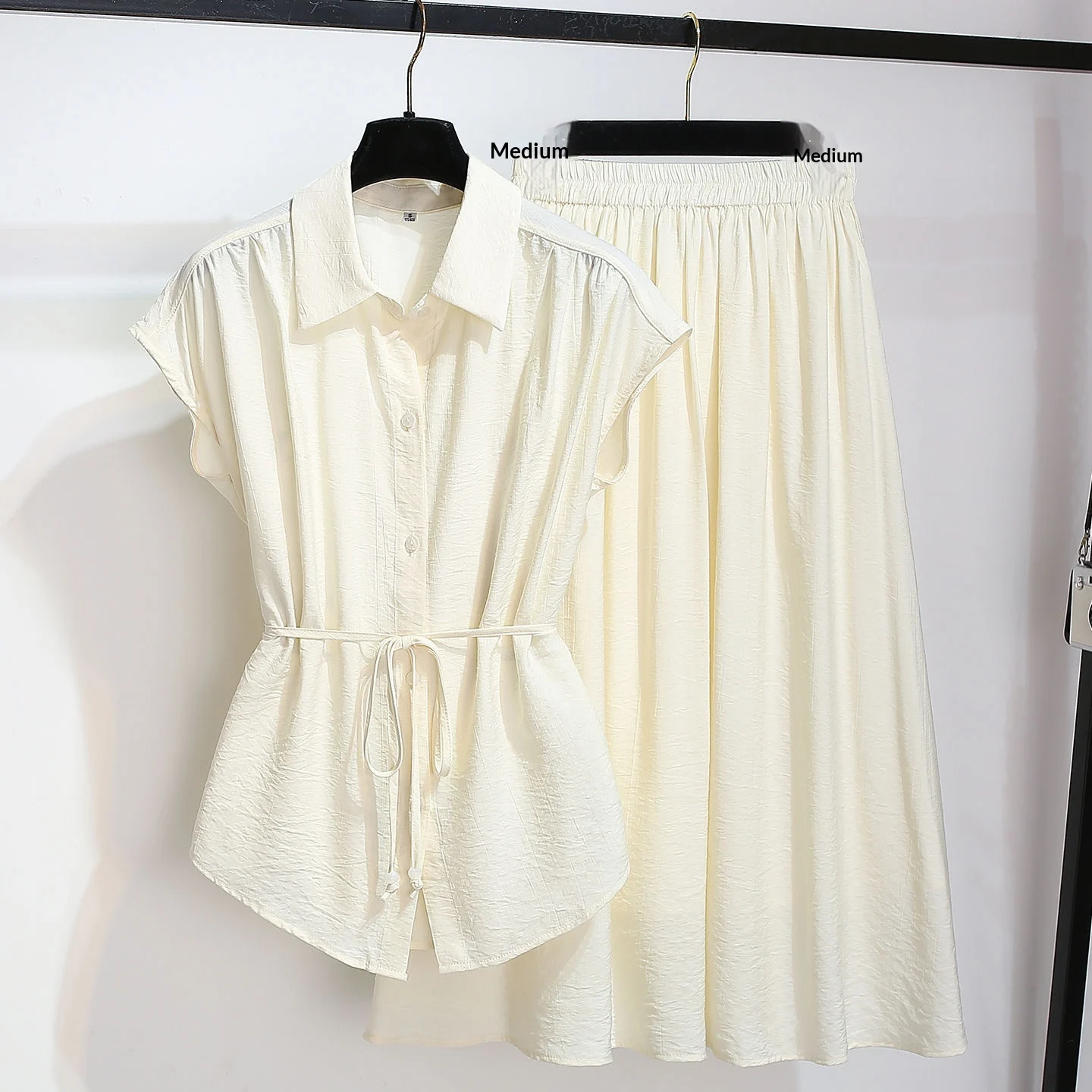 Tencel Sleeveless Blouse Paired With A Skirt — image 2