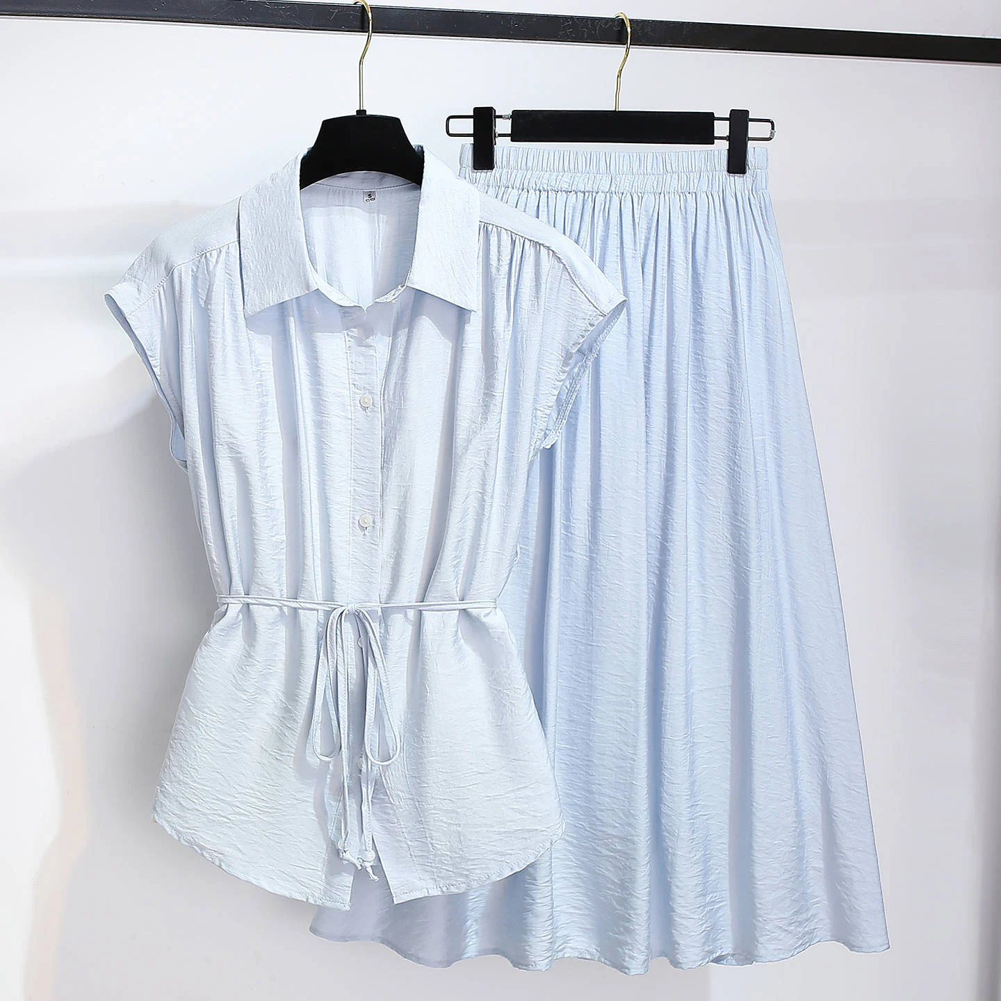 Tencel Sleeveless Blouse Paired With A Skirt — image 6