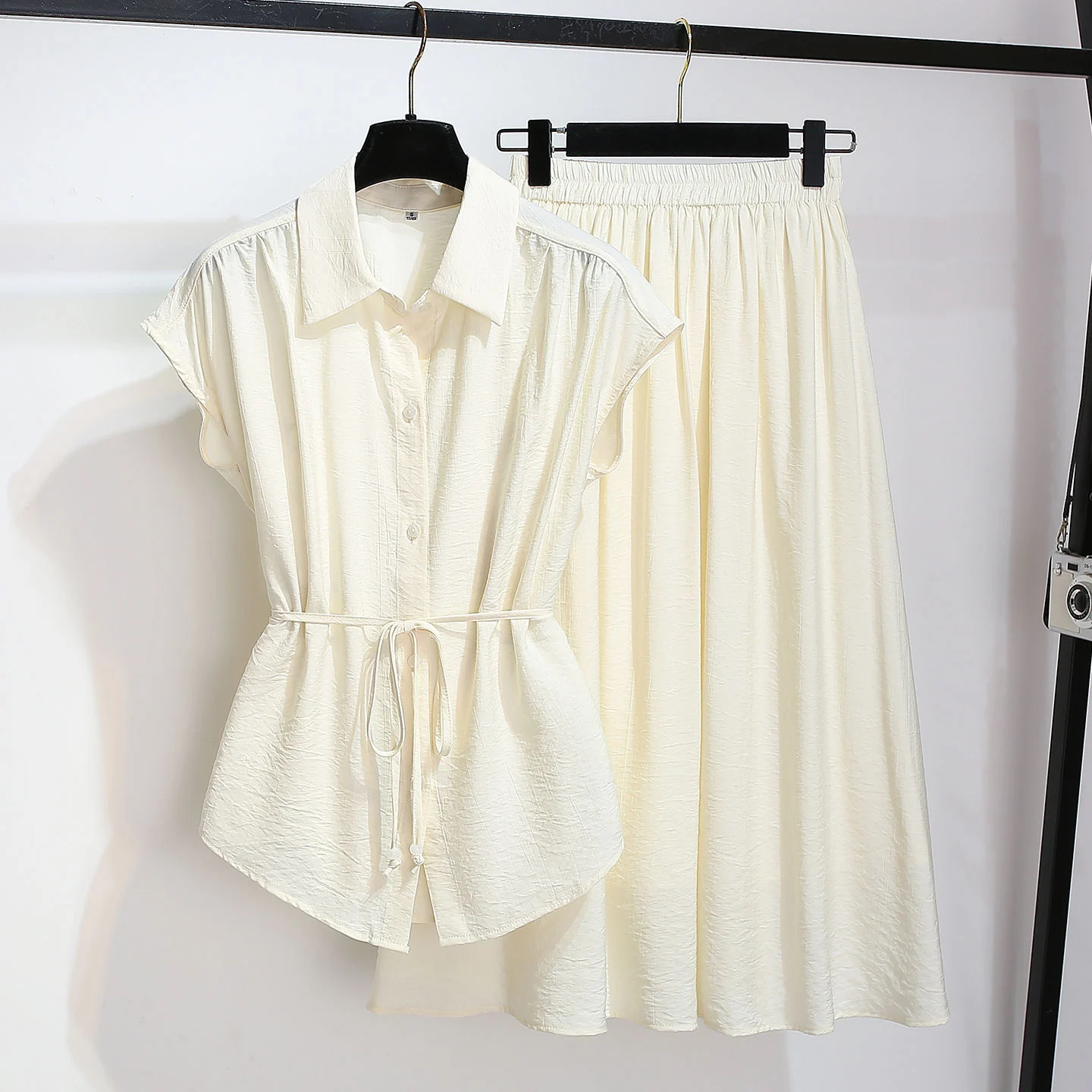 Tencel Sleeveless Blouse Paired With A Skirt — image 4