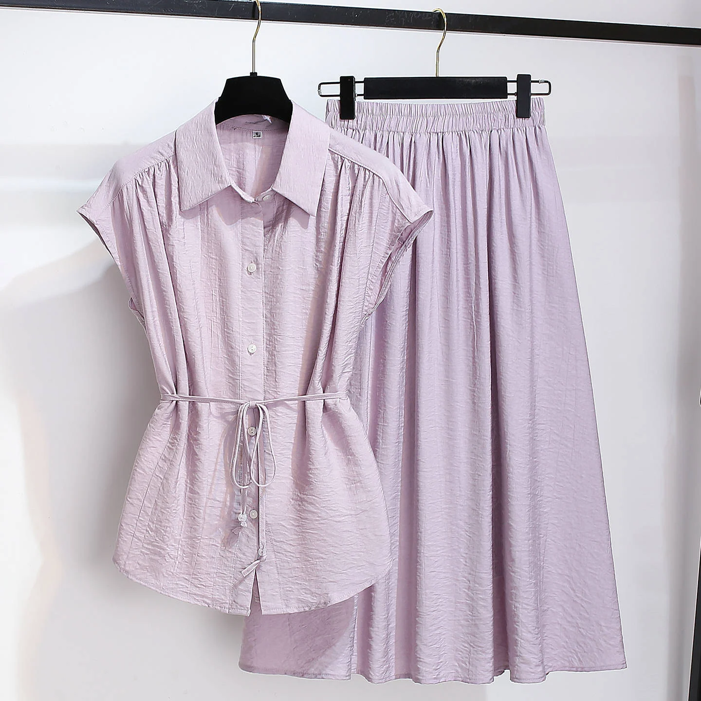 Tencel Sleeveless Blouse Paired With A Skirt — image 5