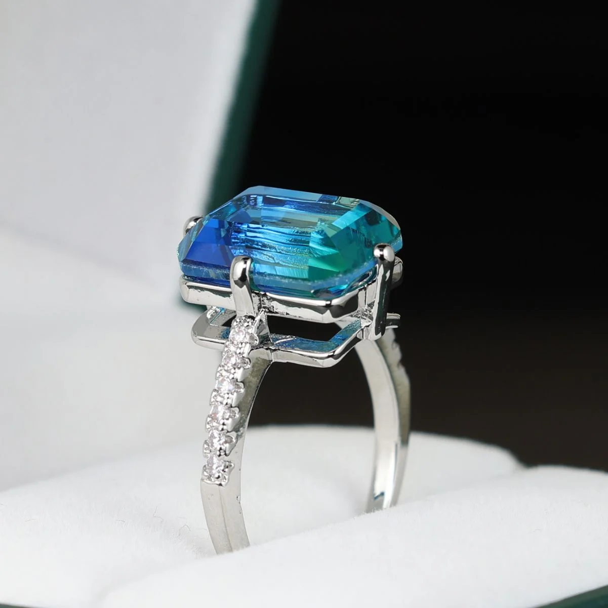 Womens Luxurious Blue Rectangular Ring — image 3