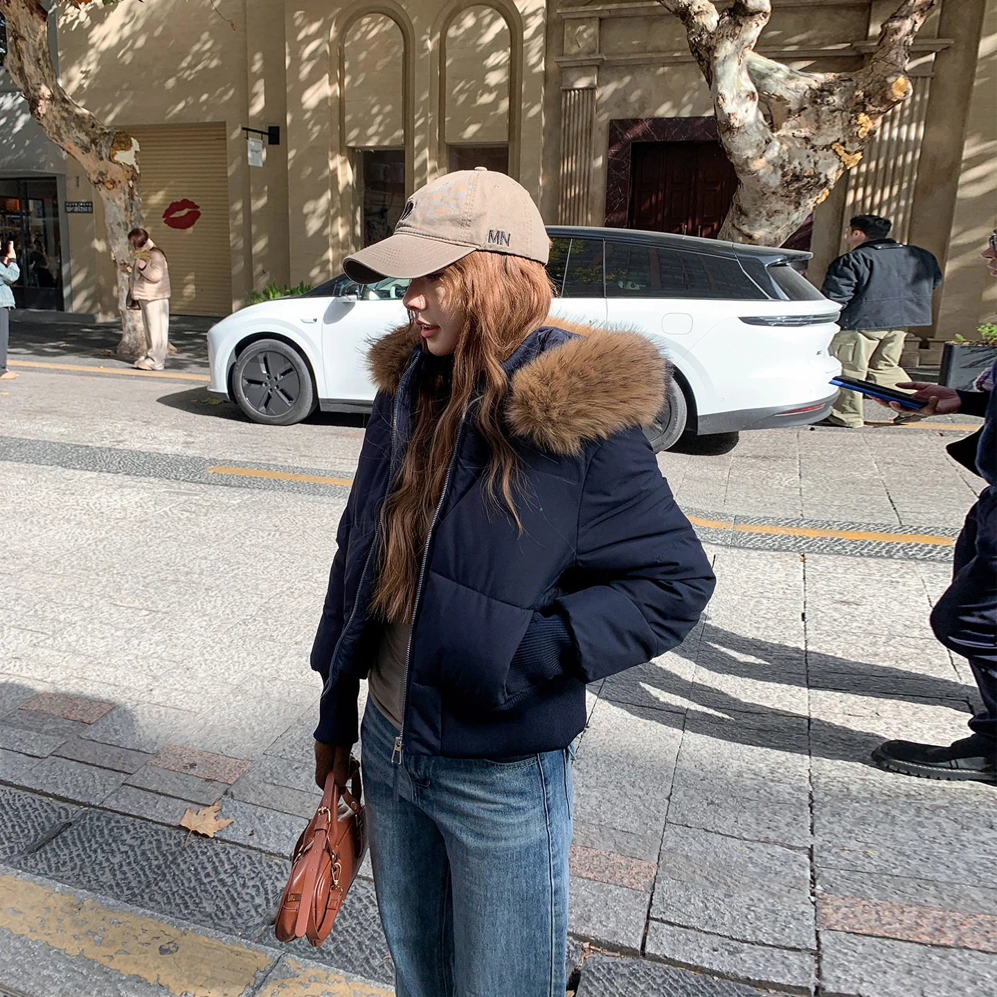 Womens Stylish Waist-cinching Figure-flattering Cropped Coat With A Large Fur-lined Hood — image 3